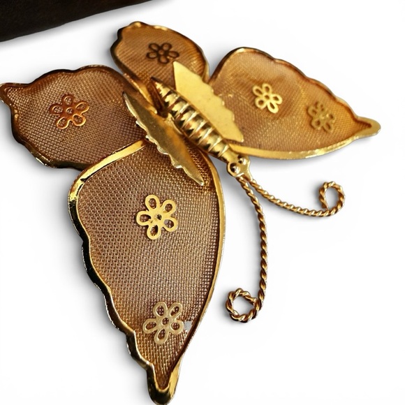 Vintage Gold Tone Mesh Butterfly Brooch, Floral Accents, Mid Century C‑Clasp Pin - Picture 7 of 12